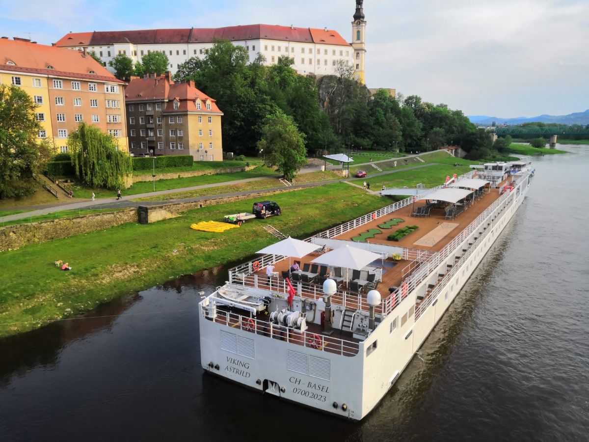 LAbe a parník pod zámkem v Děčíně